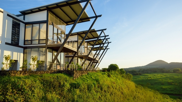Pikaia Lodge sur l'Île de Santa Cruz aux Galápagos, en Equateur, est le lieu idéal pour des vacances écologiques et luxueuses - Niché au sommet d'un cratère de volcan éteint, il dispose d'un Spa, d'un yacht et d'une suite avec piscine privative