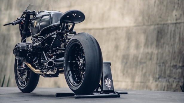 Le taïwanais de Rough Crafts transforme la R nineT de BMW, désormais nommée Bavarian Fistfighter, et rend hommage au passé de la firme bavaroise ! Un deux-roues méconnaissable, à la fois racé et performant