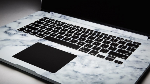 ColorWare propose en édition très limitée un MacBook Pro Retina en marbre véritable et en or 24 carats, seulement 10 exemplaires à 7 500 $