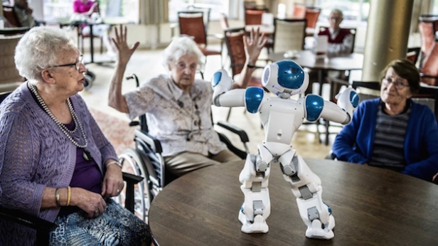 Zora, est un petit robot qui pourra assister et aider les personnes âgées