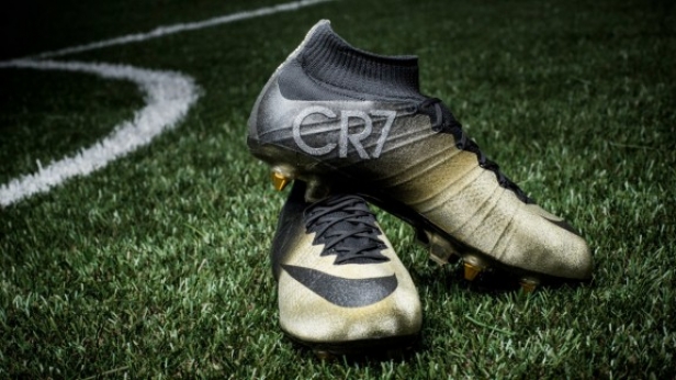 Nike confectionne sa première chaussure de luxe: un cadeau pour Cristiano Ronaldo, une paire de chaussures à crampons dont la pointe est teintée d'or qui se dégrade en argent, et dont le logo est recouvert de micro-diamants incrustés dans le tissu !