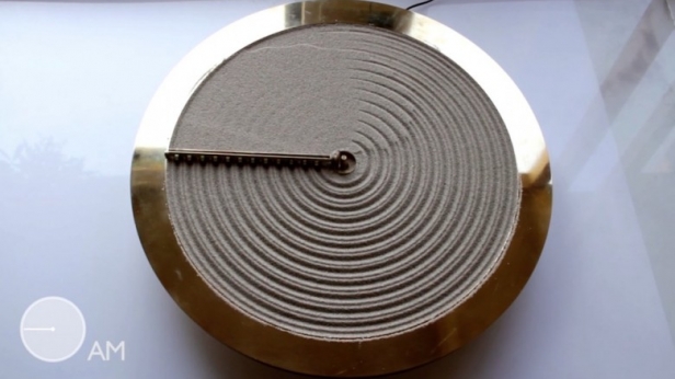 Une horloge qui s'inspire des jardins zen miniatures relaxants, et qui va creuser des cercles dans le sable pour marquer le temps qui passe !