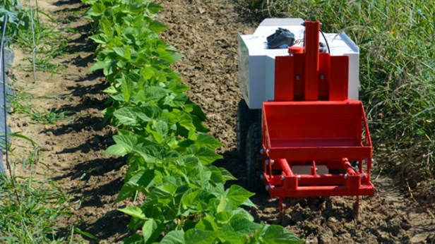 Désherber 100 m² en moins de 4 minutes et sans herbicides est désormais possible. Naïo Technologies, start up française, développe et commercialise le 1er robot électrique de désherbage au monde avec une autonomie record de 7 heures !