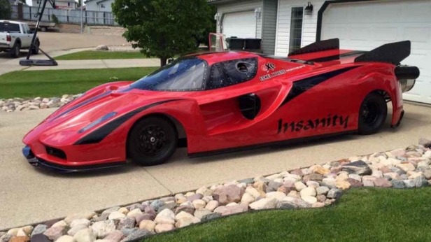 Cette Ferrari Insanity est une création unique, un bolide qui peut atteindre les 650 km/h ! Sa construction aura coûté 100 000$, en intégrant deux moteurs à réaction Rolls-Royce ! Mais peu probable qu'il soit homologué ..