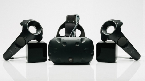 HTC présente le Vive, son premier casque de réalité virtuelle équipé de deux contrôleurs, accompagnés de deux stations servant à vous localiser dans la pièce, ainsi que d’une interface permettant de se connecter à un ordinateur. Comptez 899 €