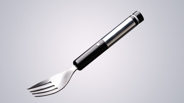 Electro Fork est une fourchette électronique qui stimule les papilles gustatives pour leur donner l’impression de consommer du sel alors que les aliments ingérés ne sont pas salés