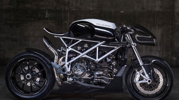 La Ducati 848 est passée entre les mains de Gustavo Pena d’Apogee Motoworks qui lui offre un visage futuriste, et la baptise "Le caffage" !