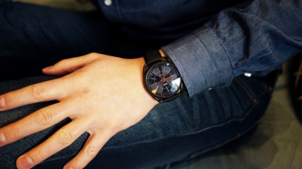 Calendar Watch va se synchroniser avec l’agenda de votre téléphone et vous rappeler vos rendez-vous, notamment grâce à son écran E-paper niché sous ses aiguilles, qui sera grisé sur les créneaux des RDV. A 240€ en précommande