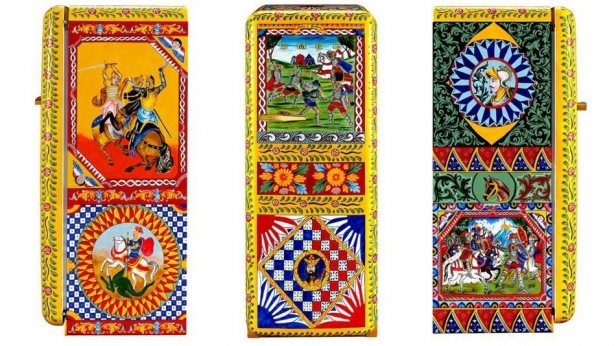 Quand Dolce&Gabbana collabore avec Smeg, ça donne les réfrigérateurs FAB 28, une œuvre d’art présentant un design agrémenté de pictogrammes médiévaux ou byzantins entièrement peints à la main dans la plus pure tradition des dessins d’antan !