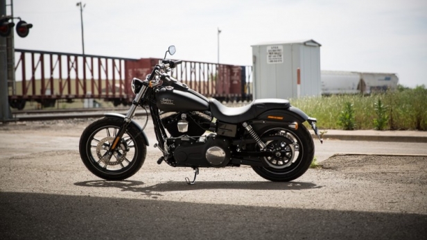 La Harley Davidson Street Bob Special concilie plaisir à moto et respect des limitations de vitesse !
