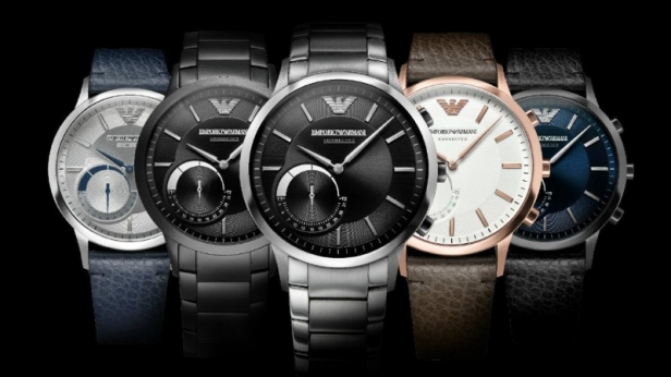 Emporio Armani fait ses premiers pas sur le marché de la montre connectée - Ces premiers modèles ressembleront aux montres traditionnelles de la maison et seront déclinées en or rose, en noir, en métal et en acier. Disponibles entre 225€ et 364€