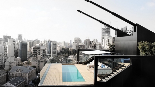 Sur les hauteurs de Beyrouth, vous trouverez ce loft exceptionnel, s’étalant sur trois niveaux avec une piscine sur le toit et une vue imprenable sur la ville ! La NBK Residence donne ainsi l'impression d'avoir été posée sur cette tour
