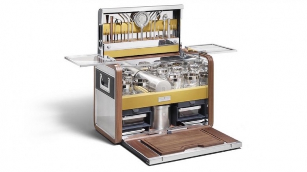 Rolls-Royce célèbre la fin d'année avec un coffret à cocktail d'exception: limité à 15 exemplaire, composé principalement de cuir et de bois de noyer, il sera proposé à 41 000 € !