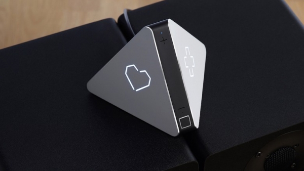 Prizm est un boîtier qui va adapter la musique jouée selon les goûts des personnes présentes dans la pièce, en les détectant et adaptant les goûts musicaux via leur smartphone ou leur bracelet connecté ! En précommande à 149 euros