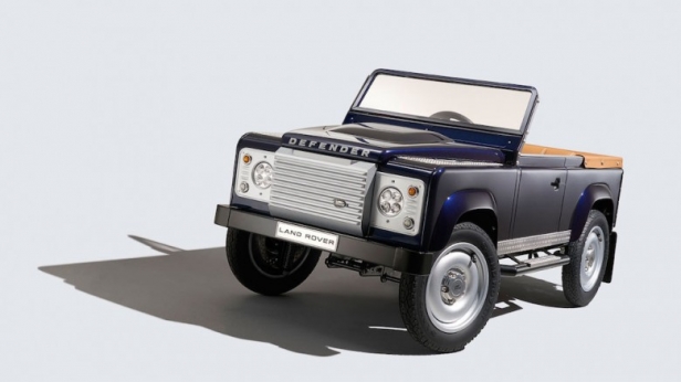 Une réplique à pédales de la Land Rover Defendor, pour faire comme les grands, facturée au prix fort: environ 13 400 € ! Elle sera commercialisée en 2016