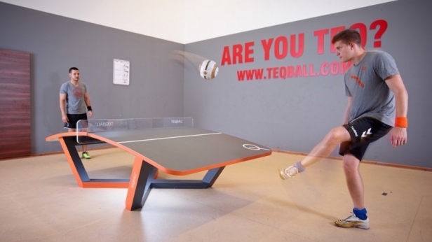 Fans de football et de tennis de table, ce nouveau jeu à la mode devrait vous ravir: le TEQBALL ! Ou comment jouer au ping-pong avec un ballon de foot..