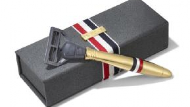 Le petit plus pour bien démarrer la journée: un rasoir en or 24 carats, de la marque new-yorkaise Thom Browne ! Livré dans une belle boîte recouverte de cuir, il vous en coûtera 250 $ ! La version argentée vaut 150$ "seulement"