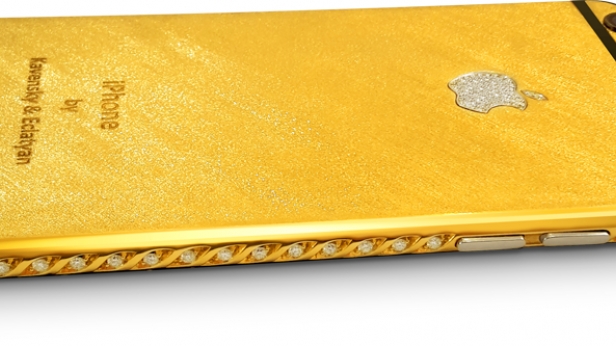 Cet Iphone 6 est un concentré de luxe et de raffinement! Il aura fallu 600h d’ouvrage aux artisans Kavensky pour sa création, ainsi que 150gr d’or et de platine, 118 diamants sertis pour un total de 2.10 carats ! 1 seul exemplaire vendu à 120 000 €