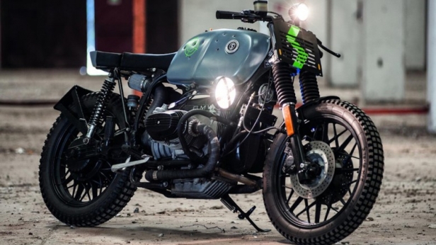 Svako Motorcycles transforme une BMW R100: équipé d’un réservoir marqué de véritables impacts de balles, d’un jeu de pneus Heidenau et s'appuyant sur un moteur bi-cylindre à plat Boxer de 1 170 CC, c'est un bolide post-apocalyptique qui en ressort