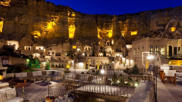 En Turquie, dans la région de la Cappadoce, se trouve le Yunak Evleri, un magnifique hôtel sculpté dans les cavernes ! Doté de 40 chambres, il vous replongera dans l'atmosphère du 6 ème siècle, en y ajoutant tout le confort moderne attendu d'un 5*