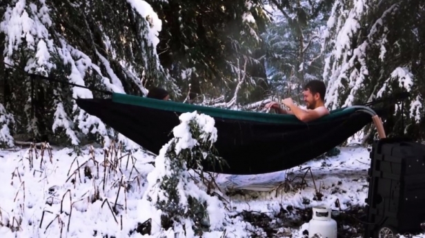 Combinant les avantages du hamac, de la piscine et du jacuzzi, le Hydro Hammock est un hybride capable de contenir 190 litres et deux adultes ! Il est fait d’un matériau très résistant et étanchéifié, et son prix sera affiché de 260 $ à 1 300 $