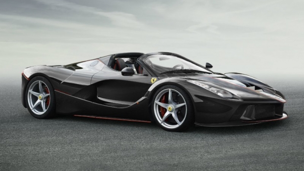Ferrari a dévoilé la version décapotable de sa supercar LaFerrari: LaFerrari Aperta. Elle conserve son V12 et ses 963 ch et se pare d'une capote en toile, pour un prix entre 1,8 et 2 millions d'euros.