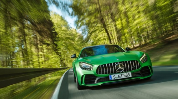 Mercedes-Benz a levé le voile sur la Mercedes-AMG GT R: puissante et racée, elle développe pas moins de 585 chevaux ! Elle affichera un prix supérieur à 200 000 euros