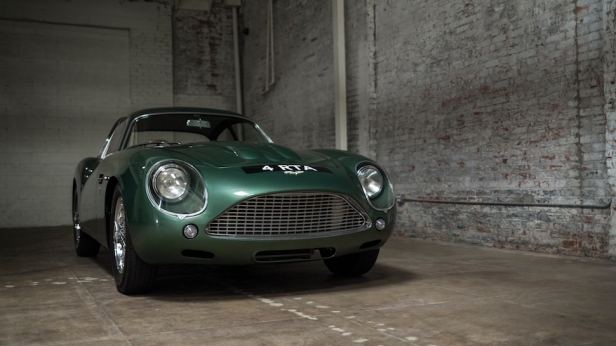 L'Aston Martin DB4 GT vient d'être adjugée à 14,7 millions $ aux enchères de New York, battant le record des voitures britanniques les plus chères qui ont jamais été vendues !