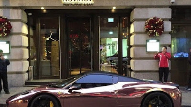 Rose Gold Ferrari, vous ne risquerez pas de passer inaperçu avec !