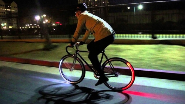 Bonne nouvelle pour les cyclistes ! Revolights invente l’Eclipse+, le système d'éclairage intelligent destiné aux vélos. Il est proposé à 229 $