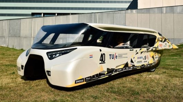 La nouvelle Stella Lux - La seule voiture solaire capable de parcourir 1000 km sans recharge ! Peut être bientôt sur nos routes...