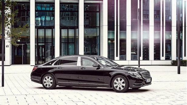 La Mercedes-Maybach S600 Guard rassurerait n’importe quel angoissé de nature: puissante, luxueuse et surtout capable d’encaisser des tirs de roquettes! S’appuyant sur un V12 de 6L de cylindrée et développant 530 chevaux, elle est proposée à 470 000€
