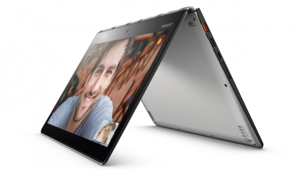Lenovo présente le Yoga 900, son nouvel ordinateur portable convertible, autoproclamé le plus fin du monde avec ses 14,9mm d'épaisseur. A partir de 1399 euros
