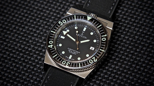 Après 50 ans d'attente, Triton présente la montre Subphotique, un modèle capable de plonger jusqu’à 500 mètres de profondeur ! Limitée à 500 exemplaires, 2 modèles seront proposés à la vente à 4950€ et à 5350€.