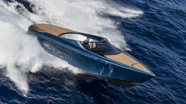 Aston Martin a présenté son premier yacht de luxe, le AM37 - Inspiré de l’Aston Martin One-77, de la Vulcan et de l’Aston Martin DB11, il s'étend sur 11,27 m et sera proposé en deux versions essence et diesel