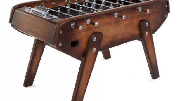 Surfant sur la vague de l'Euro, Berluti propose le baby-foot, qui devient objet de collection avec ses matériaux prestigieux: gainé du cuir venezia, poignées en aluminium, tapis de jeu en graphite gris, joueurs polis à la main...le tout à 22 000€ !