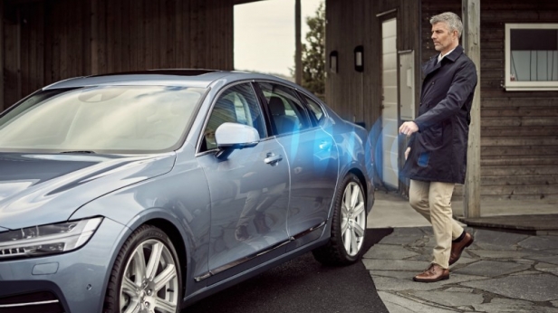 Volvo lance la première voiture sans clés ! Elles sont virtuelles à l'intérieur de votre smartphone, qui servira aussi à déverrouiller et verrouiller la voiture, ouvrir le coffre arrière et même, démarrer le moteur.