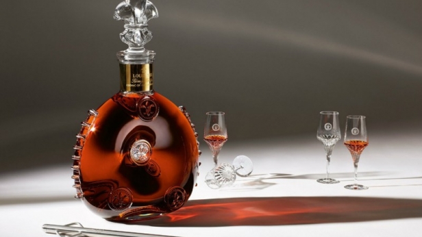 Rémy Martin offre une superbe carafe en cristal de 6 litres à son cognac Louis XIII, constitué de 1200 eaux-de-vie ! En nombre limité, chaque carafe numérotée sera proposée à 70 000 euros