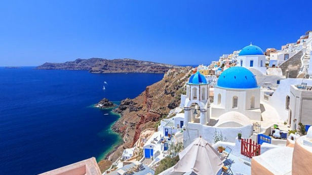 Paradoxalement, c'est peut être le meilleur moment pour acheter des vacances en Grèce, maintenant que tout est gelé, avec des remises exceptionnelles ! (prévoir un bon paquet de cash au départ !)
