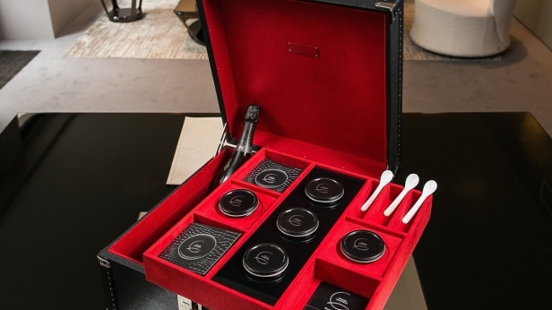 Période de fêtes oblige, Ultreïa propose une «Malle Caviar Champagne », dotée d’un plateau amovible, qui maintient le caviar au frais grâce à son compartiment « ice box ». Édition limitée à 50 exemplaires à 8 800 €