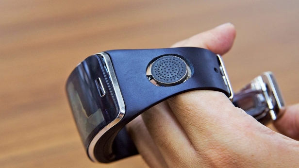 TIPTALK est un bracelet connecté qui cherche à résoudre le problème de l’intimité lorsque nous communiquons par téléphone ou par texto