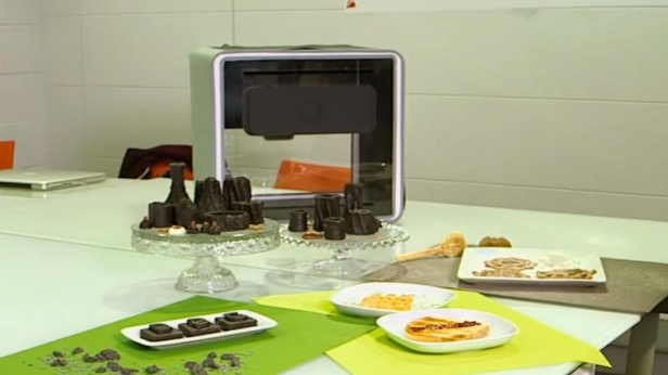 Foodini est une imprimante 3D capable de fabriquer des sucreries, des gâteaux, des pizzas, des pâtes ou des amuse-gueules. Le tout à partir d'ingrédients frais chargés dans ses capsules que l'on choisit