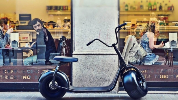 Un scooter électrique à l'allure de trottinette ! Le Scrooser Scooter offre une vitesse de pointe de 25 km/h et assure une autonomie de 25 jours max. Il est vendu à 3 920 $ .