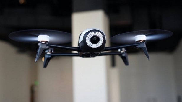Pour les fêtes de fin d'année, Parrot lance le Bebop2, un drone encore plus puissant que son précédent: il offre deux fois plus d’autonomie, soit 25 minutes environ, et file à 60 km/h contre 40 km/h auparavant. Son prix devrait avoisiner les 600 €