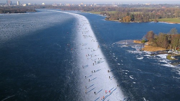 Lieu insolite pour faire du patinage cet hiver: le lac Paterswoldsemeer, aux Pays-bas ! Un paysage à couper le souffle !