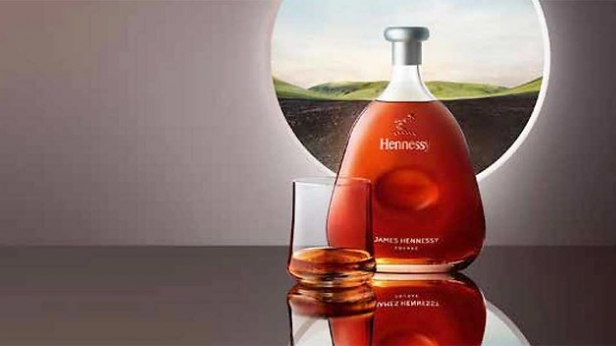 Le nouveau cognac Hennessy se vendra exclusivement dans les Duty Free et les boutiques d'aéroports ! Avec ses arômes de fruit, vanille et amandes grillés...le cognac haut de gamme se vendra à 135 € la bouteille
