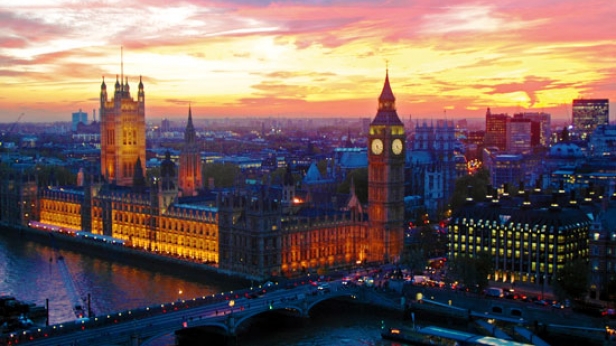 MasterCard publie un classement des 132 villes les plus visitées au monde en 2015. Paris arrive 3e de ce palmarès, respectivement derrière Bangkok, et Londres, qui reste la ville au top avec plus de 18 millions de visites