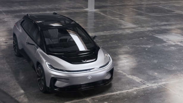 La FF 91 de Faraday Future est la voiture la plus prometteuse du moment: 1050 chvx sous le capot, une accélération record et une autonomie de 700 km ! Le crossover électrique se démarque aussi par un design audacieux et des équipements futuristes