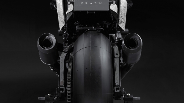 Praëm a relooké la Honda VTR 1000 RC51 SP2, lui donnant un look ultra-agressif renforcé par ses incroyables jantes en carbone ! Intégrant même sur le réservoir une Monaco calibre 11 de Tag Heuer