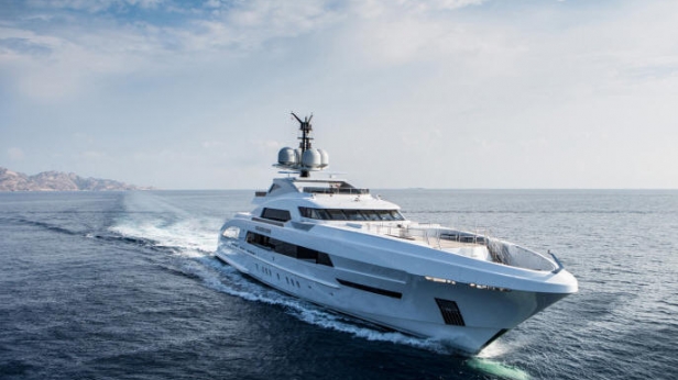 Galactica Star est le yacht le plus rapide du monde ! Capable d'atteindre 28 noeuds avec ses deux moteurs de 5700 chevaux, il consomme aussi 30% de carburant en moins que ses concurrents.